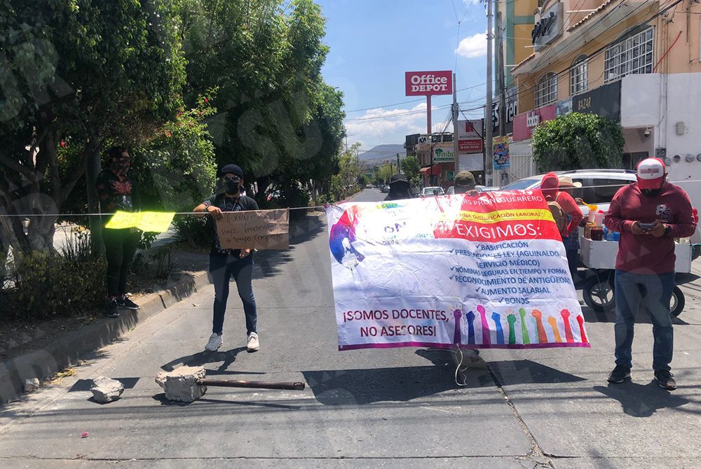 Bloquean otra vez una avenida de la capital maestros de inglés que exigen  su salario - El Sur Acapulco suracapulco I Noticias Acapulco Guerrero