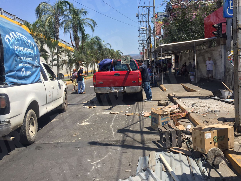 Retiran puestos de comerciantes afuera de la tienda Coppel del bulevar  Vicente Guerrero - El Sur Acapulco suracapulco I Noticias Acapulco Guerrero