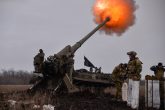Equipos de artillería ucranianos disparan proyectiles Pion hacia las posiciones rusas en Bajmut, ayer. Foto: DPA