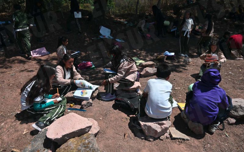 Alumnos de secundaria de la comunidad nahua de Ayahualtempa toman clases sentados en piedras y apoyados en cajas de madera en un terreno baldío, a pesar del compromiso hace seis meses de los gobiernos estatal y federal de hacer la escuela. Foto: Lenin Ocampo