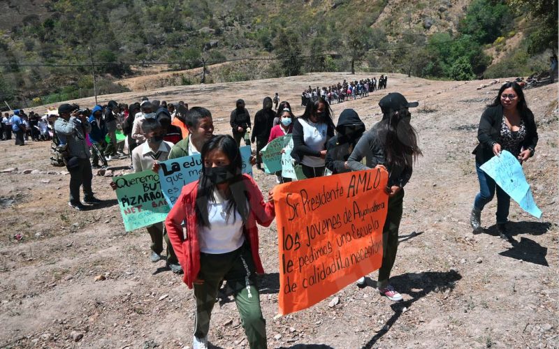 Alumnos de secundaria de la comunidad nahua de Ayahualtempa marcharon para exigir a los gobiernos estatal y federal la construcción de tres aulas y baños, así como mobiliario, libros y material didáctico en general. Foto: Lenin Ocampo