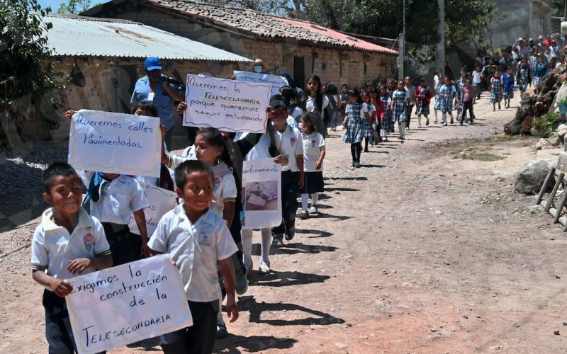 Alumnos de secundaria de la comunidad nahua de Ayahualtempa marcharon para exigir a los gobiernos estatal y federal la construcción de tres aulas y baños, así como mobiliario, libros y material didáctico en general. Foto: Lenin Ocampo