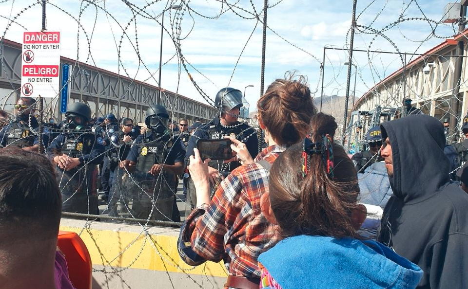 Las autoridades mexicanas no pudieron evitar que los migrantes caminaran hacia la “joroba” del puente, donde fueron recibidos por una malla de alambre y policías fronterizos. Foto: Agencia Reforma