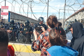 Las autoridades mexicanas no pudieron evitar que los migrantes caminaran hacia la “joroba” del puente, donde fueron recibidos por una malla de alambre y policías fronterizos. Foto: Agencia Reforma