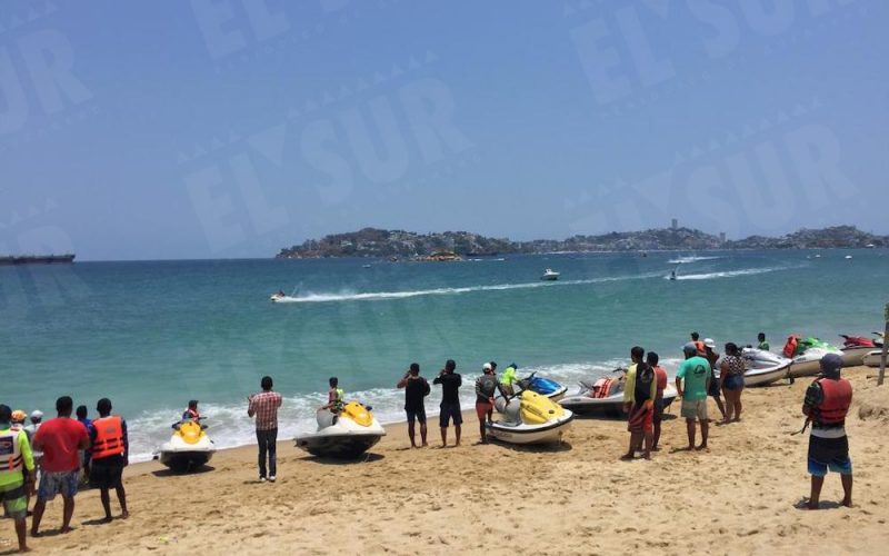Prestadores de servicios turísticos realizan una competencia de motos acuáticas en la playa El Morro. Fotos: Jesús Trigo