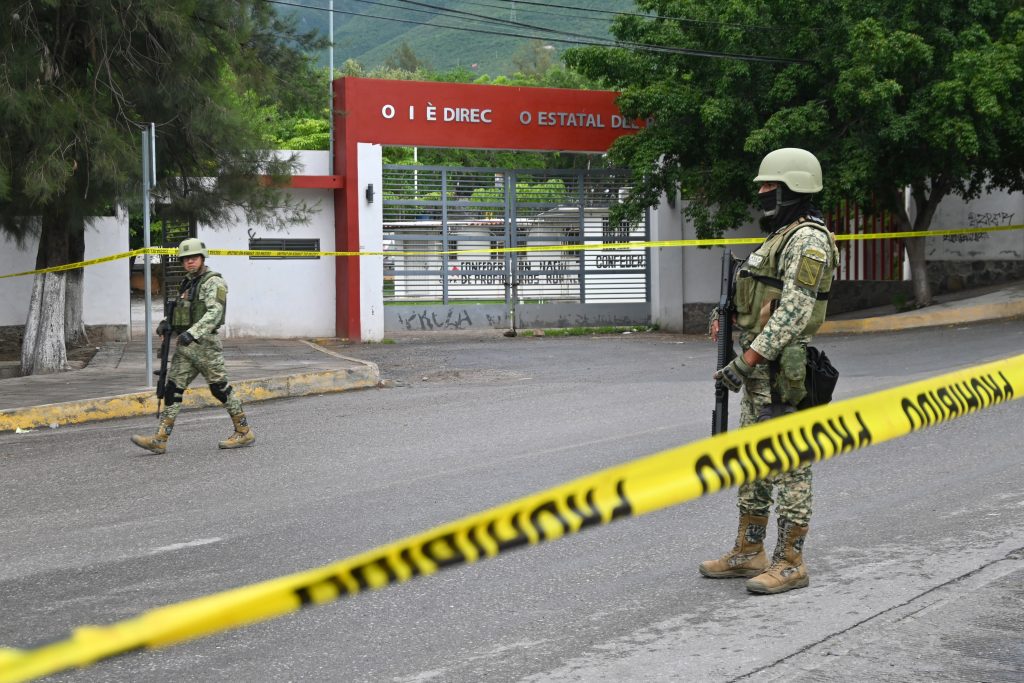 Chilpancingo, Guerrero; 12 de agosto del 2023/ Dos granadas de fragmentación fueron encontradas el sábado en uno de los portones de las oficinas del Comité Directivo Estatal del Partido de la Revolución Institucional (PRI) en Chilpancingo. El lugar fue acordonado por militares que se llevaron el armamento. Foto: Lenin Ocampo Torres