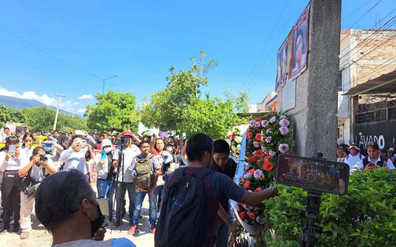 Normalistas rinden homenaje a sus compañeros de Ayotzinapa asesinados hace nueve años Julio César Mondragón Fontes, Julio César Nava Ramírez y Daniel Solís Gallardo. Foto: El Sur