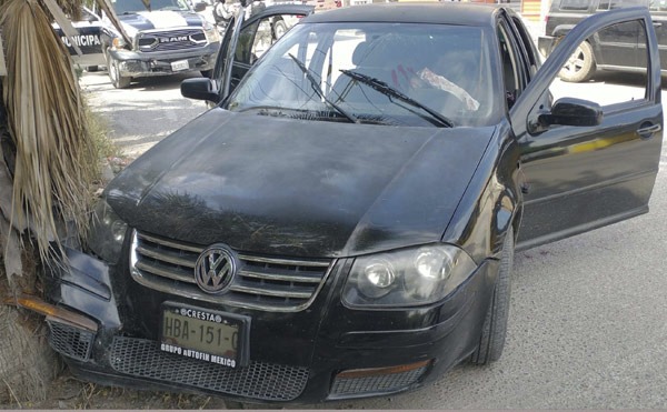 El auto en el que viajaban los cuatro reporteros atacados a balazos ayer en Chilpancingo   Foto: El Sur