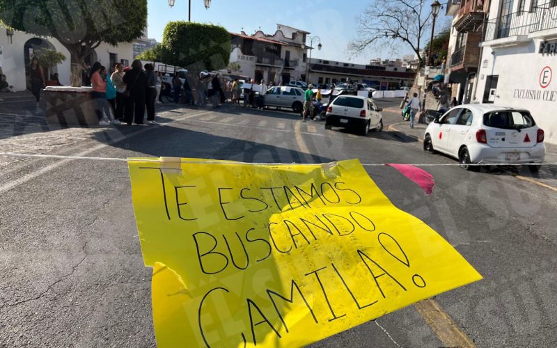 Camila Gómez Ortega, de 8 años de edad, fue secuestrada anoche en Taxco por una pareja y esta madrugada fue hallada sin vida. Familiares y vecinos retuvieron a los presuntos implicados y cerraron la avenida de Los Plateros, la principal de la ciudad para exigir justicia. Foto: Luis Daniel Nava