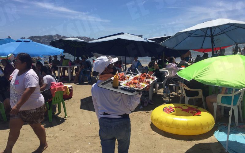 Turistas disfrutan de sus vacaciones de Semana Santa en la playa Papagayo, donde los prestadores de servicios ofrecen comida como mariscos, helados y plátanos fritos, y la renta de bananas y motos acuáticas. Foto: Jesús Trigo