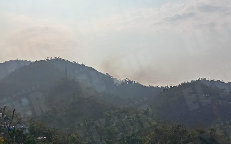 Se sumerge Acapulco en densa neblina de humo por incendio forestal en el parque nacional El Veladero. Foto: Argenis Salmerón