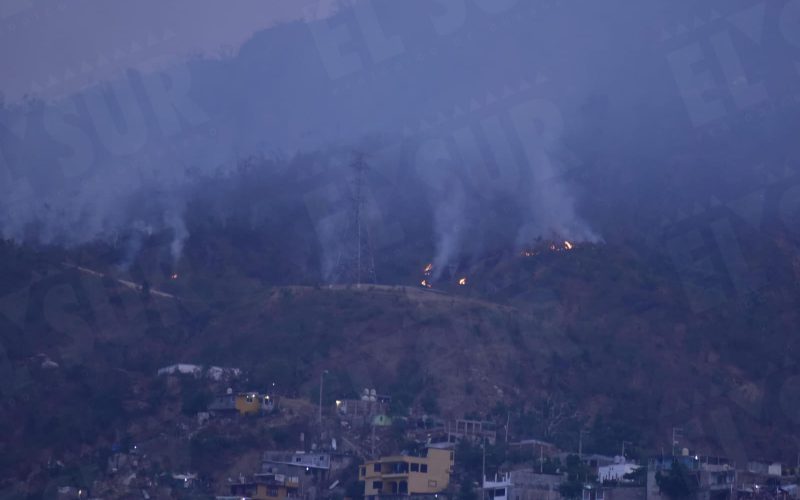 Se sumerge Acapulco en densa neblina de humo por incendio forestal en el parque nacional El Veladero. Foto: Carlos Carbajal