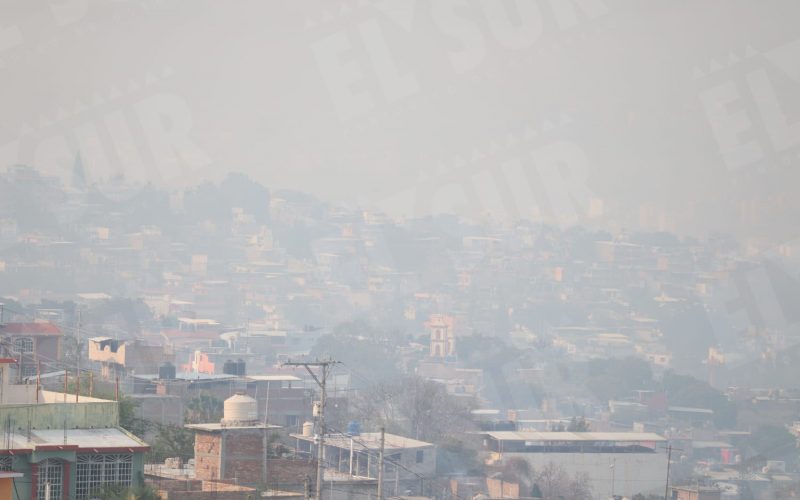 Humo blanco de los incendios forestales cubre paisaje de Chilpancingo. Foto: Jesús Guerrero
