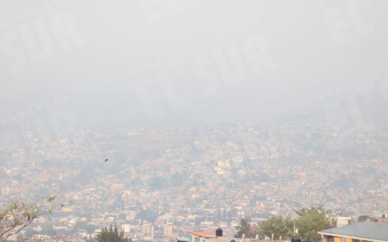 Humo blanco de los incendios forestales cubre paisaje de Chilpancingo. Foto: Jesús Guerrero