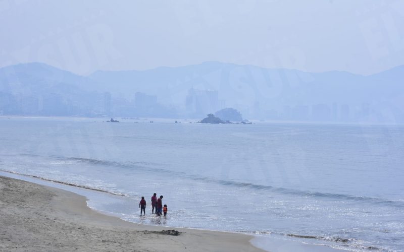 Se sumerge Acapulco en densa neblina de humo por incendio forestal en la parte alta de la colonia La Libertad. Foto: Carlos Carbajal