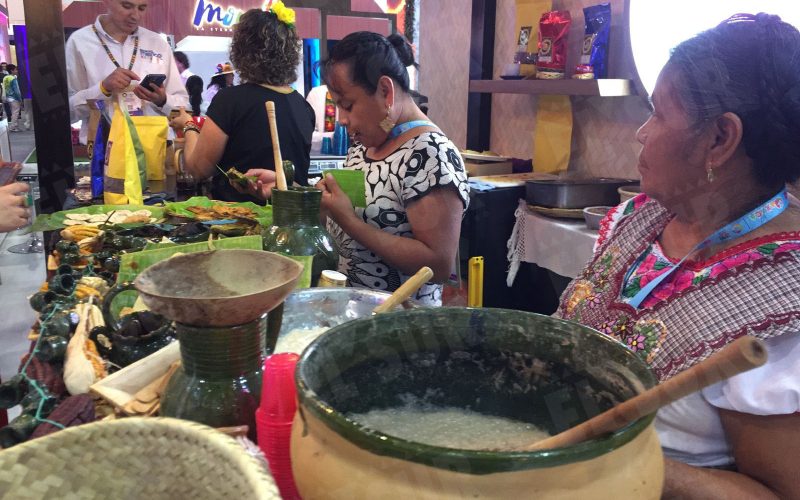 Degustaciones de platillos típicos de diferentes estados, alfarería regional y hasta exhibición de luchadores, en el tercer día del Tianguis Turístico en Acapulco. Foto: Jesús Trigo
