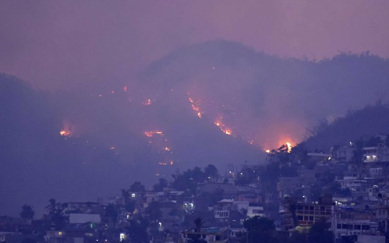 El incendio anoche arriba de la colonia Santa Cecilia de Acapulco. Foto: Carlos Carbajal