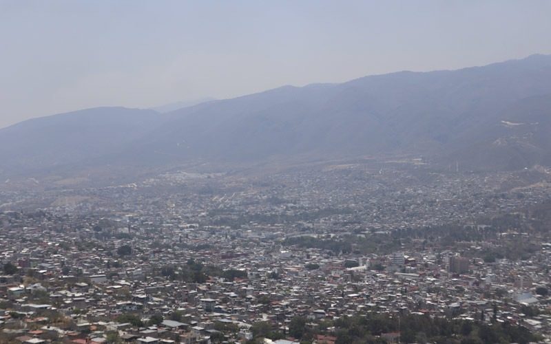 Humo blanco de los incendios forestales cubren paisaje de Chilpancingo. Foto: Jesús Guerrero