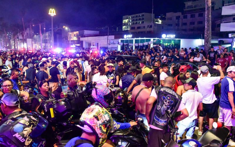 La noche del viernes cientos de motociclistas se apoderaron de la principal avenida de Acapulco en la Condesa; hicieron acrobacias y arrancones. foto: Carlos Carbajal