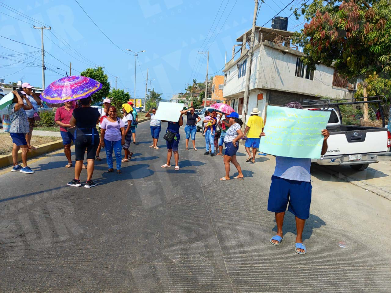 Bloquean colonos la carretera Cayaco-Puerto Marqués para exigir agua