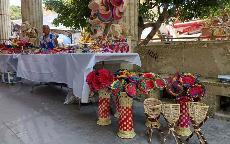 Instalan bazar en el Zócalo de Chilpancingo con artículos para festejar el Día de las Madres como ropa, artesanías de palma, cortinas de papel, dulces y plantas. Foto: Jessica Torres / Jesús Guerrero