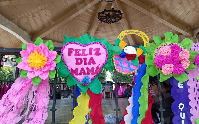 Instalan bazar en el Zócalo de Chilpancingo con artículos para festejar el Día de las Madres como ropa, artesanías de palma, cortinas de papel, dulces y plantas. Foto: Jessica Torres / Jesús Guerrero