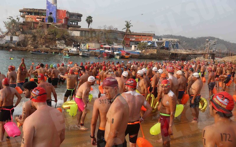 Participantes en la 64 edición del Maratón Internacional Acapulco aguas abiertas Virgen de Guadalupe Reina de los mares, que se lleva a cabo tradicionalmente en diciembre, pero se pospuso por el huracán Otis. Los deportistas nadan cinco kilómetros, desde Caleta hasta el hotel Emporio. Foto: Jesús Trigo