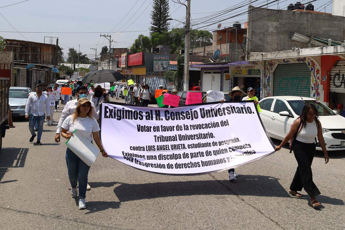 Chemical sciences graduates march in Chilpancingo in support of the expelled