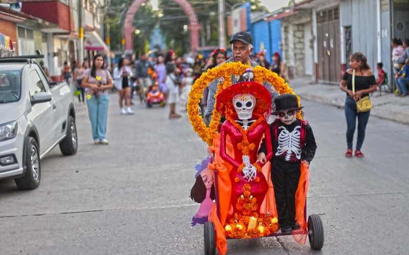 A pesar de sufrir inundación por el huracán John, habitantes del municipio de Tixtla realizaron el desfile Muertos con Vida, que se inició en el barrio del Santuario y culminó en el centro de la ciudad. En el contingente participaron alumnos de la escuela normal rural de Ayotzinapa con la rondalla y grupos de danzas. Fotos: José Luis de la Cruz
En el contingente participaron alumnos de la escuela normal rural de Ayotzinapa con la rondalla y grupos de danzas. Fotos: José Luis de la Cruz

En el contingente participaron alumnos de la escuela normal rural de Ayotzinapa con la rondalla y grupos de danzas. Fotos: José