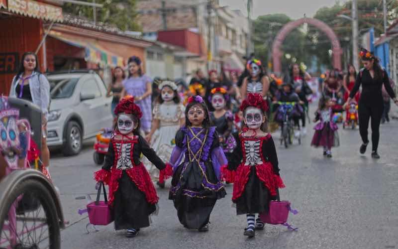 A pesar de sufrir inundación por el huracán John, habitantes del municipio de Tixtla realizaron el desfile Muertos con Vida, que se inició en el barrio del Santuario y culminó en el centro de la ciudad. En el contingente participaron alumnos de la escuela normal rural de Ayotzinapa con la rondalla y grupos de danzas. Fotos: José Luis de la Cruz
En el contingente participaron alumnos de la escuela normal rural de Ayotzinapa con la rondalla y grupos de danzas. Fotos: José Luis de la Cruz

En el contingente participaron alumnos de la escuela normal rural de Ayotzinapa con la rondalla y grupos de danzas. Fotos: José