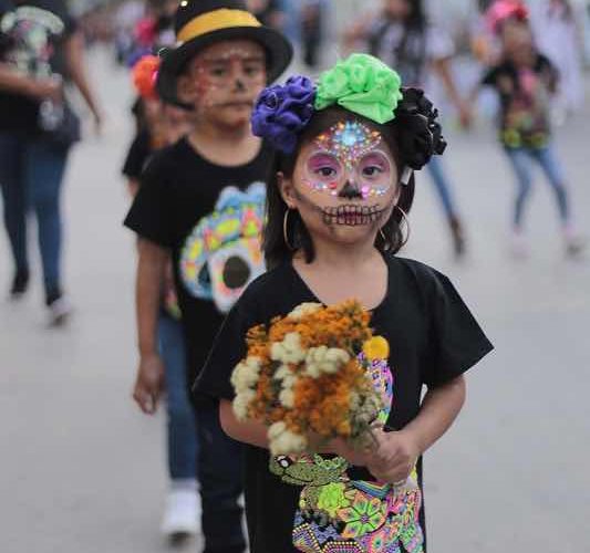 A pesar de sufrir inundación por el huracán John, habitantes del municipio de Tixtla realizaron el desfile Muertos con Vida, que se inició en el barrio del Santuario y culminó en el centro de la ciudad. En el contingente participaron alumnos de la escuela normal rural de Ayotzinapa con la rondalla y grupos de danzas. Fotos: José Luis de la Cruz
En el contingente participaron alumnos de la escuela normal rural de Ayotzinapa con la rondalla y grupos de danzas. Fotos: José Luis de la Cruz

En el contingente participaron alumnos de la escuela normal rural de Ayotzinapa con la rondalla y grupos de danzas. Fotos: José