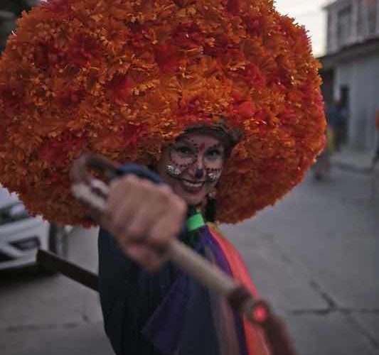 En el contingente participaron alumnos de la escuela normal rural de Ayotzinapa con la rondalla y grupos de danzas. Fotos: José