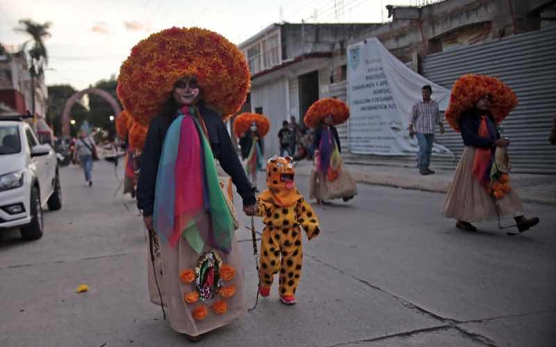 A pesar de sufrir inundación por el huracán John, habitantes del municipio de Tixtla realizaron el desfile Muertos con Vida, que se inició en el barrio del Santuario y culminó en el centro de la ciudad. En el contingente participaron alumnos de la escuela normal rural de Ayotzinapa con la rondalla y grupos de danzas. Fotos: José Luis de la Cruz
En el contingente participaron alumnos de la escuela normal rural de Ayotzinapa con la rondalla y grupos de danzas. Fotos: José Luis de la Cruz

En el contingente participaron alumnos de la escuela normal rural de Ayotzinapa con la rondalla y grupos de danzas. Fotos: José