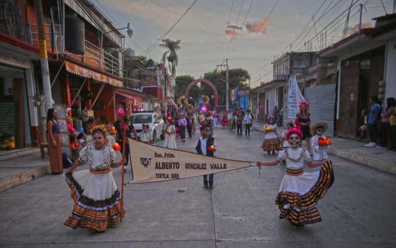 A pesar de sufrir inundación por el huracán John, habitantes del municipio de Tixtla realizaron el desfile Muertos con Vida, que se inició en el barrio del Santuario y culminó en el centro de la ciudad. En el contingente participaron alumnos de la escuela normal rural de Ayotzinapa con la rondalla y grupos de danzas. Fotos: José Luis de la Cruz