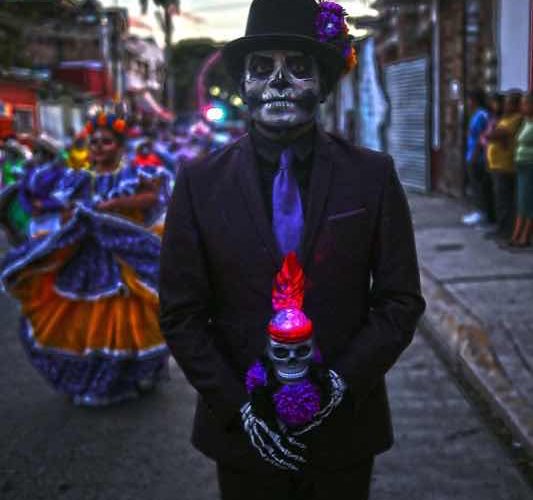 A pesar de sufrir inundación por el huracán John, habitantes del municipio de Tixtla realizaron el desfile Muertos con Vida, que se inició en el barrio del Santuario y culminó en el centro de la ciudad. En el contingente participaron alumnos de la escuela normal rural de Ayotzinapa con la rondalla y grupos de danzas. Fotos: José Luis de la Cruz
En el contingente participaron alumnos de la escuela normal rural de Ayotzinapa con la rondalla y grupos de danzas. Fotos: José Luis de la Cruz