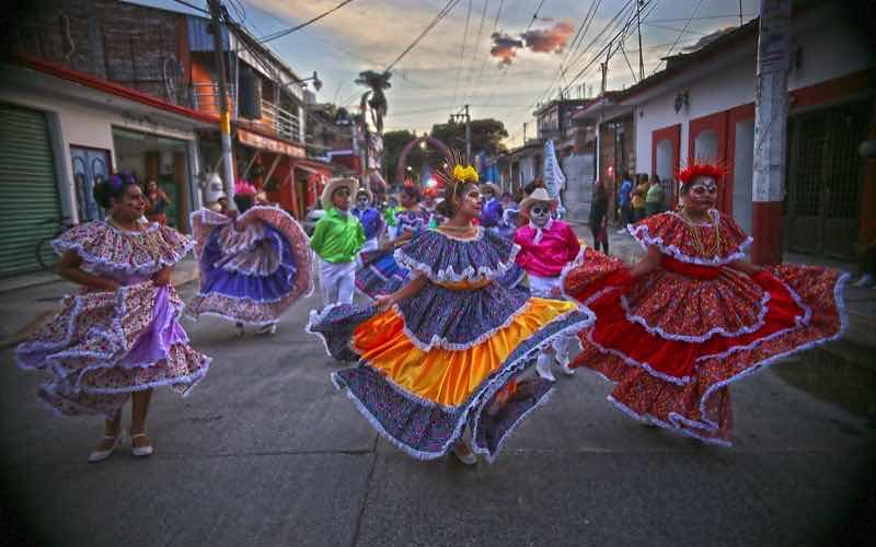 A pesar de sufrir inundación por el huracán John, habitantes del municipio de Tixtla realizaron el desfile Muertos con Vida, que se inició en el barrio del Santuario y culminó en el centro de la ciudad. En el contingente participaron alumnos de la escuela normal rural de Ayotzinapa con la rondalla y grupos de danzas. Fotos: José Luis de la Cruz
En el contingente participaron alumnos de la escuela normal rural de Ayotzinapa con la rondalla y grupos de danzas. Fotos: José Luis de la Cruz

En el contingente participaron alumnos de la escuela normal rural de Ayotzinapa con la rondalla y grupos de danzas. Fotos: José