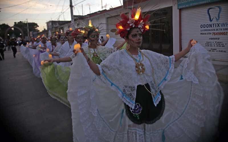 A pesar de sufrir inundación por el huracán John, habitantes del municipio de Tixtla realizaron el desfile Muertos con Vida, que se inició en el barrio del Santuario y culminó en el centro de la ciudad. En el contingente participaron alumnos de la escuela normal rural de Ayotzinapa con la rondalla y grupos de danzas. Fotos: José Luis de la Cruz
En el contingente participaron alumnos de la escuela normal rural de Ayotzinapa con la rondalla y grupos de danzas. Fotos: José Luis de la Cruz

En el contingente participaron alumnos de la escuela normal rural de Ayotzinapa con la rondalla y grupos de danzas. Fotos: José