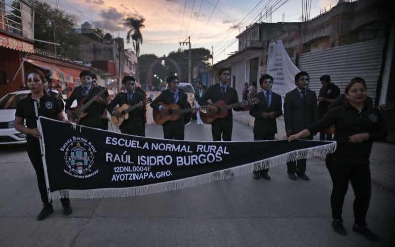 A pesar de sufrir inundación por el huracán John, habitantes del municipio de Tixtla realizaron el desfile Muertos con Vida, que se inició en el barrio del Santuario y culminó en el centro de la ciudad. En el contingente participaron alumnos de la escuela normal rural de Ayotzinapa con la rondalla y grupos de danzas. Fotos: José Luis de la Cruz
En el contingente participaron alumnos de la escuela normal rural de Ayotzinapa con la rondalla y grupos de danzas. Fotos: José Luis de la Cruz

En el contingente participaron alumnos de la escuela normal rural de Ayotzinapa con la rondalla y grupos de danzas. Fotos: José