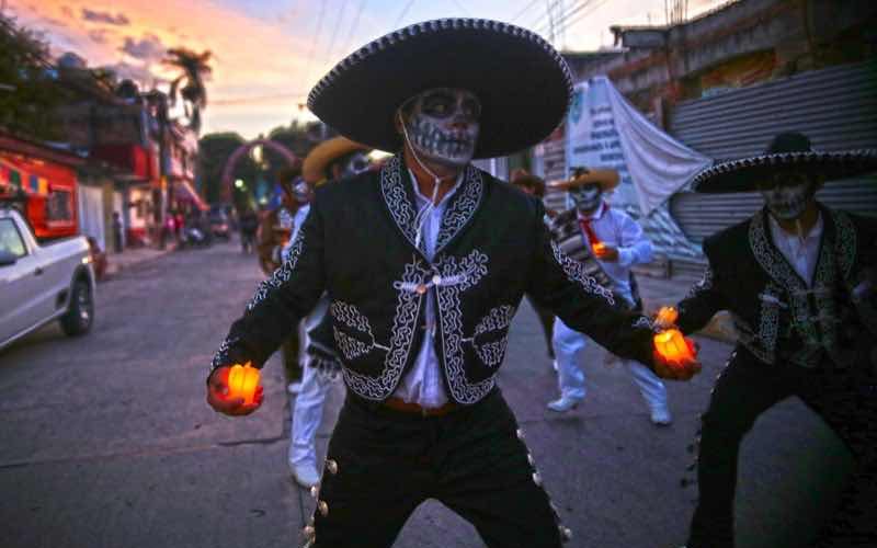 A pesar de sufrir inundación por el huracán John, habitantes del municipio de Tixtla realizaron el desfile Muertos con Vida, que se inició en el barrio del Santuario y culminó en el centro de la ciudad. En el contingente participaron alumnos de la escuela normal rural de Ayotzinapa con la rondalla y grupos de danzas. Fotos: José Luis de la Cruz
En el contingente participaron alumnos de la escuela normal rural de Ayotzinapa con la rondalla y grupos de danzas. Fotos: José Luis de la Cruz

En el contingente participaron alumnos de la escuela normal rural de Ayotzinapa con la rondalla y grupos de danzas. Fotos: José