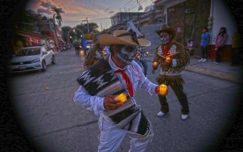 A pesar de sufrir inundación por el huracán John, habitantes del municipio de Tixtla realizaron el desfile Muertos con Vida, que se inició en el barrio del Santuario y culminó en el centro de la ciudad. En el contingente participaron alumnos de la escuela normal rural de Ayotzinapa con la rondalla y grupos de danzas. Fotos: José Luis de la Cruz
En el contingente participaron alumnos de la escuela normal rural de Ayotzinapa con la rondalla y grupos de danzas. Fotos: José Luis de la Cruz