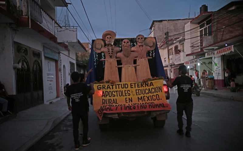 A pesar de sufrir inundación por el huracán John, habitantes del municipio de Tixtla realizaron el desfile Muertos con Vida, que se inició en el barrio del Santuario y culminó en el centro de la ciudad. En el contingente participaron alumnos de la escuela normal rural de Ayotzinapa con la rondalla y grupos de danzas. Fotos: José Luis de la Cruz
En el contingente participaron alumnos de la escuela normal rural de Ayotzinapa con la rondalla y grupos de danzas. Fotos: José Luis de la Cruz