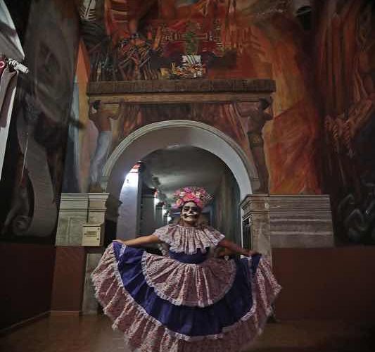 A pesar de sufrir inundación por el huracán John, habitantes del municipio de Tixtla realizaron el desfile Muertos con Vida, que se inició en el barrio del Santuario y culminó en el centro de la ciudad. En el contingente participaron alumnos de la escuela normal rural de Ayotzinapa con la rondalla y grupos de danzas. Fotos: José Luis de la Cruz
En el contingente participaron alumnos de la escuela normal rural de Ayotzinapa con la rondalla y grupos de danzas. Fotos: José Luis de la Cruz