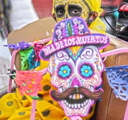 A pesar de sufrir inundación por el huracán John, habitantes del municipio de Tixtla realizaron el desfile Muertos con Vida, que se inició en el barrio del Santuario y culminó en el centro de la ciudad. En el contingente participaron alumnos de la escuela normal rural de Ayotzinapa con la rondalla y grupos de danzas. Fotos: José Luis de la Cruz
En el contingente participaron alumnos de la escuela normal rural de Ayotzinapa con la rondalla y grupos de danzas. Fotos: José Luis de la Cruz