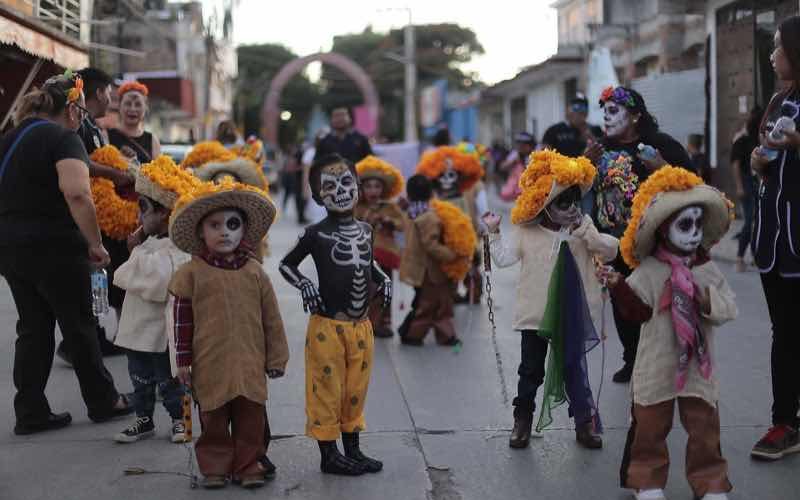 A pesar de sufrir inundación por el huracán John, habitantes del municipio de Tixtla realizaron el desfile Muertos con Vida, que se inició en el barrio del Santuario y culminó en el centro de la ciudad. En el contingente participaron alumnos de la escuela normal rural de Ayotzinapa con la rondalla y grupos de danzas. Fotos: José Luis de la Cruz
En el contingente participaron alumnos de la escuela normal rural de Ayotzinapa con la rondalla y grupos de danzas. Fotos: José Luis de la Cruz