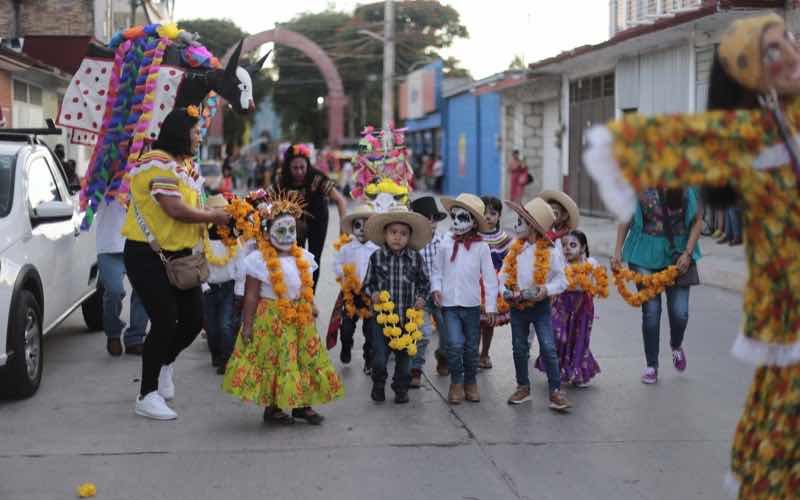 A pesar de sufrir inundación por el huracán John, habitantes del municipio de Tixtla realizaron el desfile Muertos con Vida, que se inició en el barrio del Santuario y culminó en el centro de la ciudad. En el contingente participaron alumnos de la escuela normal rural de Ayotzinapa con la rondalla y grupos de danzas. Fotos: José Luis de la Cruz