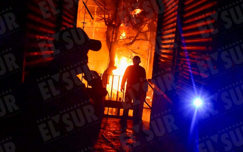 Esta madrugada, 25 locales del Mercado Central de Acapulco fueron consumidos por el fuego, la mayoría de pirotecnia. Foto: Carlos Carbajal