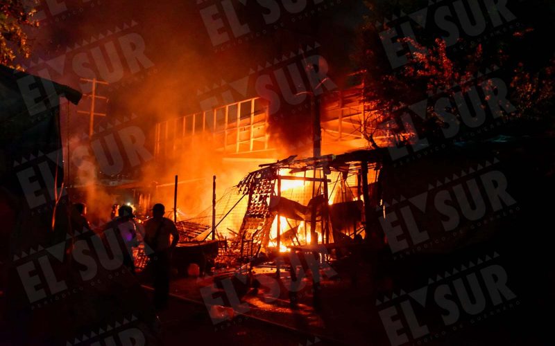 Esta madrugada, 25 locales del Mercado Central de Acapulco fueron consumidos por el fuego, la mayoría de pirotecnia. Foto: Carlos Carbajal