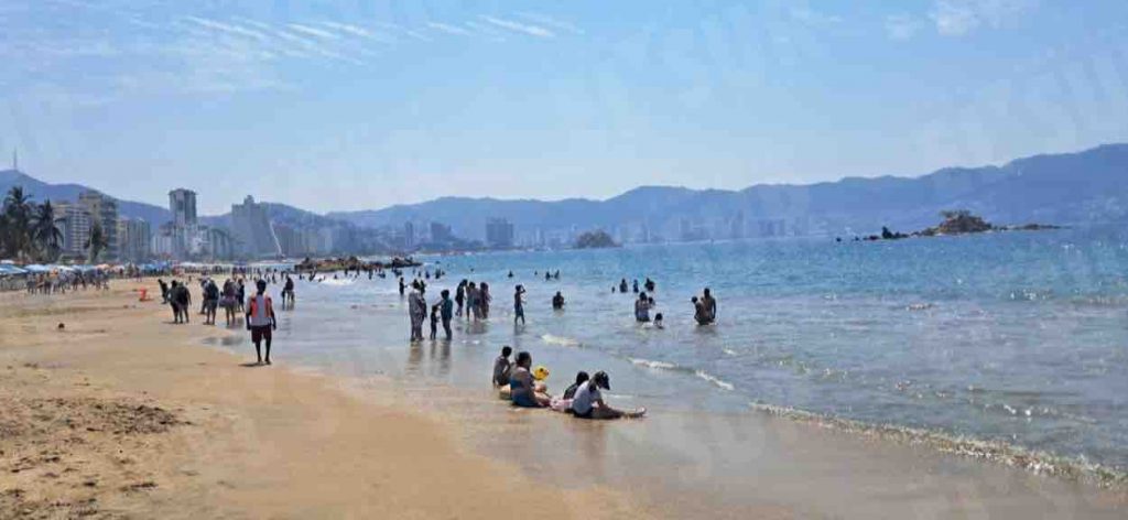 Turistas en playas de Acapulco. Foto: Jesús Trigo