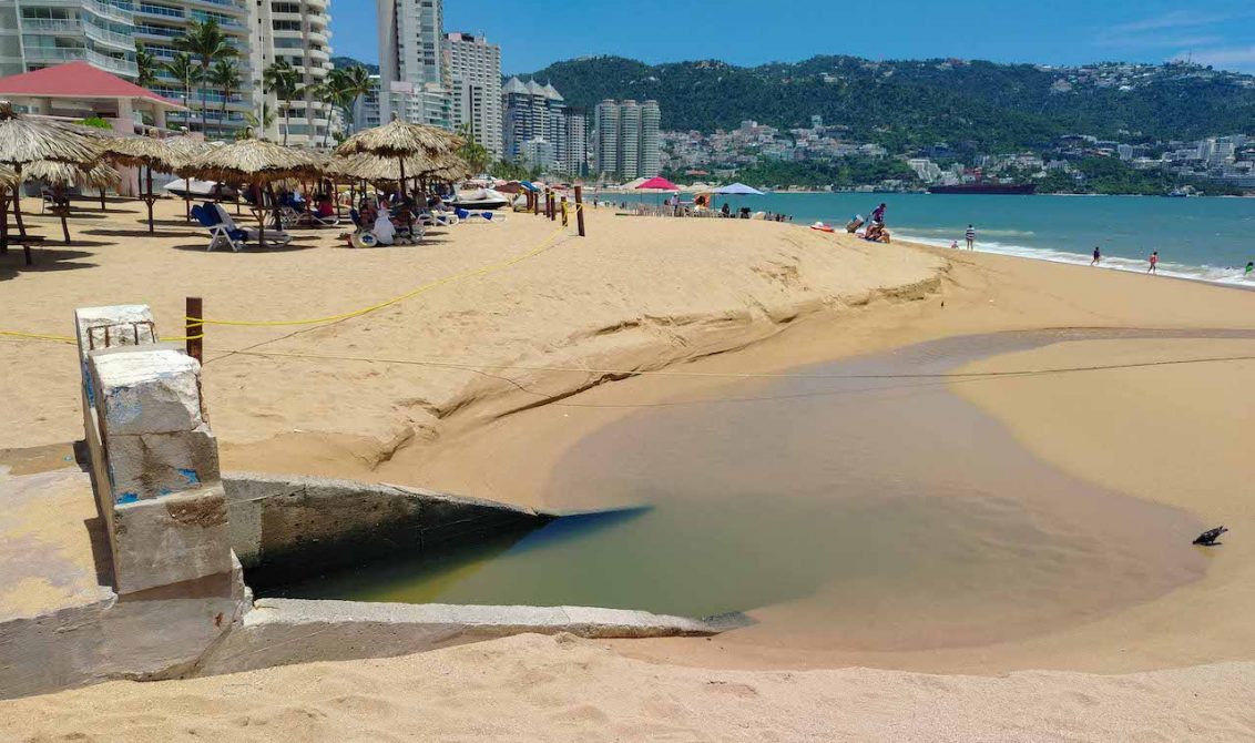 Muestran las desembocaduras de canales pluviales a la bahía de Acapulco