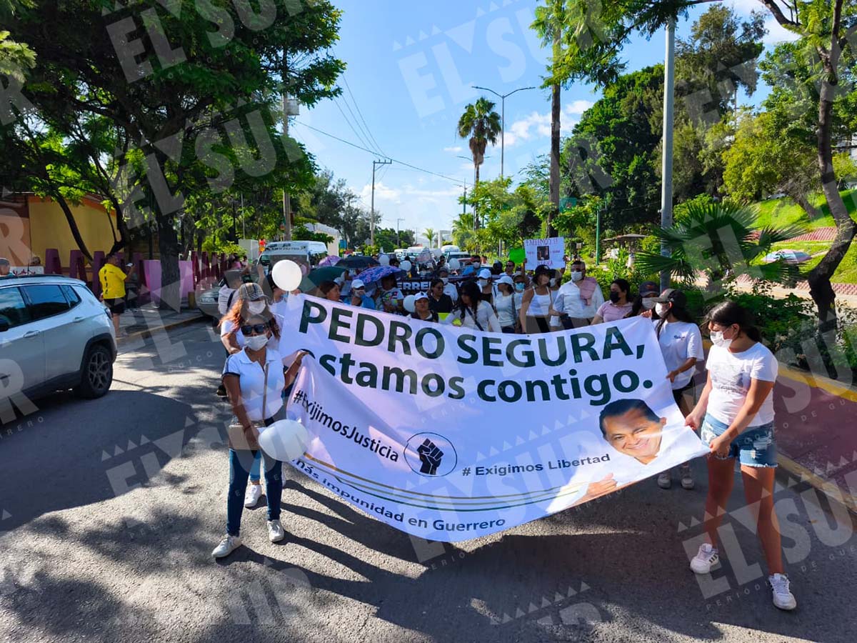 Marchan vecinos en la capital para exigir la liberación de Pedro Segura. Foto : Jesús Eduardo Guerrero
